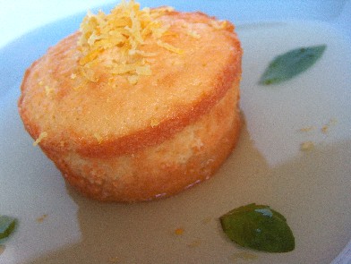 Tortino al limone con sciroppo al basilico
